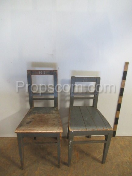 Holzgrau nummerierter Stuhl