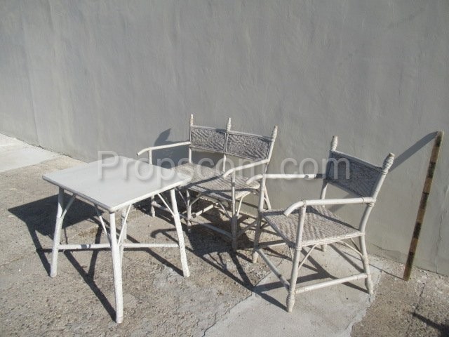 Zweisitzer mit Sessel und Tisch