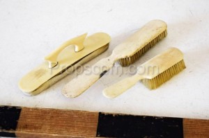 Cosmetic brushes