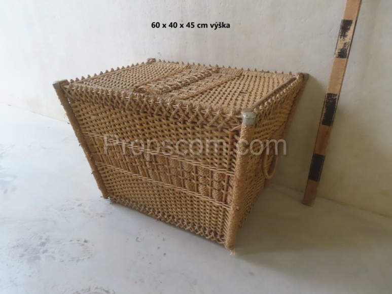 Wicker basket with lid