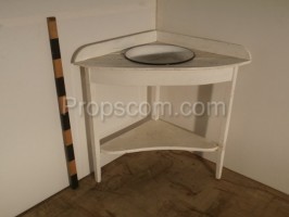 Rohový stolek s lavorem