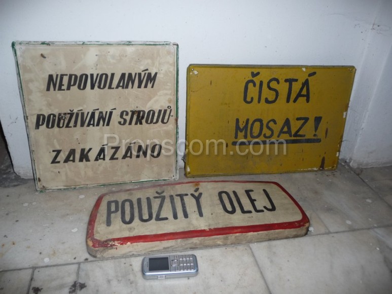 Information signs: Workshop and petrol