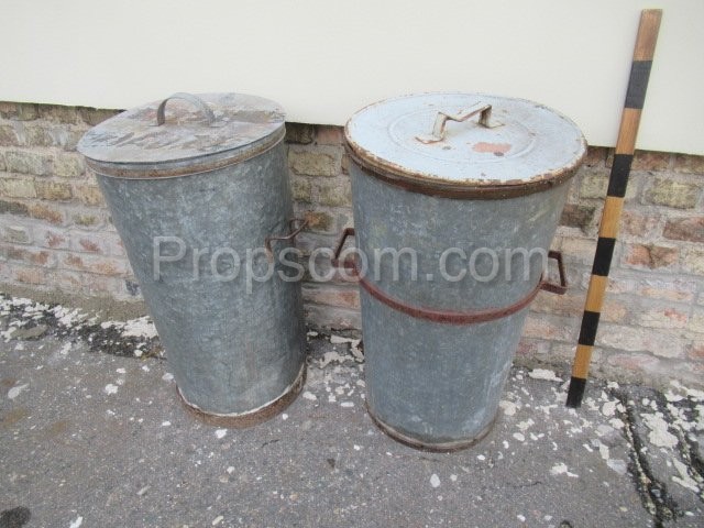 dustbin with lid