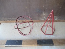 Wire pyramid and balls