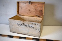 Crate with lid