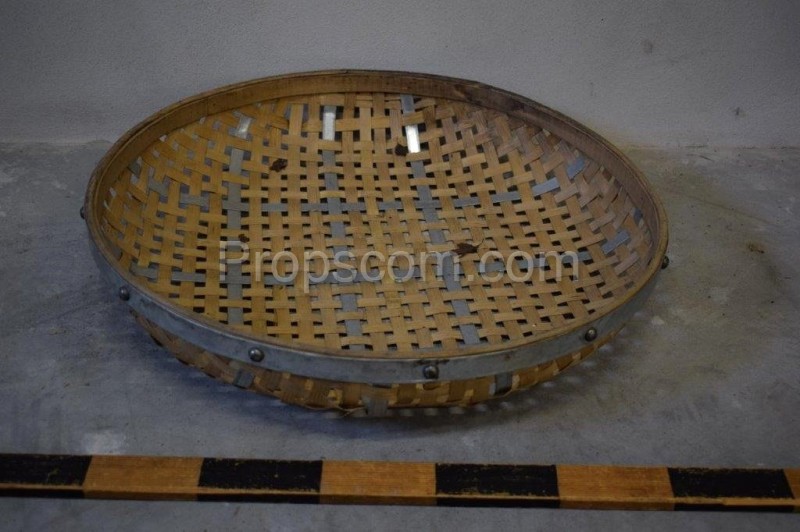 Wicker basket with metal frame