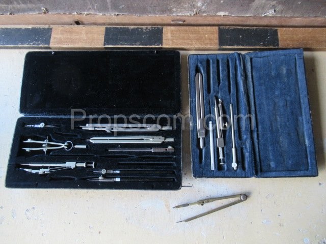 Drawing supplies set