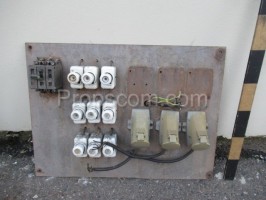 Elektro panel: pojistky, jističe, zásuvky 380 W.