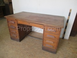 Schreibtisch aus hellem Holz