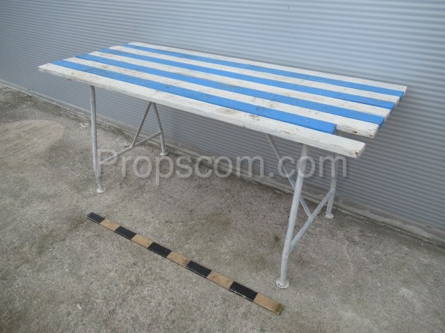 Blau-weißer Gartentisch