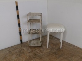 Stuhl und Regal