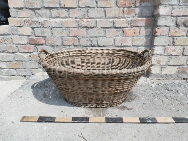 Oval wicker basket