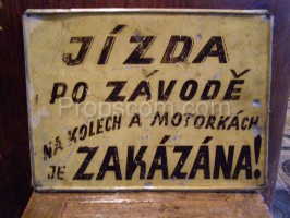 Informační cedule: Jízda po závodě zakázána