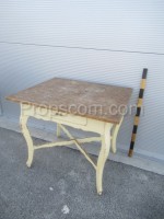 stůl dřevěný bílý vyřezávaný