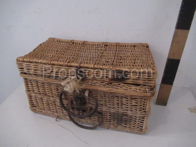 Wicker basket with lid