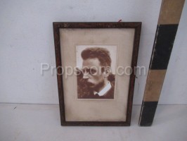 picture A man glazed in a frame