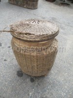 Wicker basket with lid