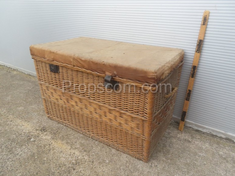 Wicker basket with lid