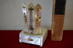 Jewelry box with thermometer