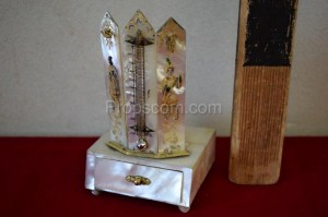 Jewelry box with thermometer