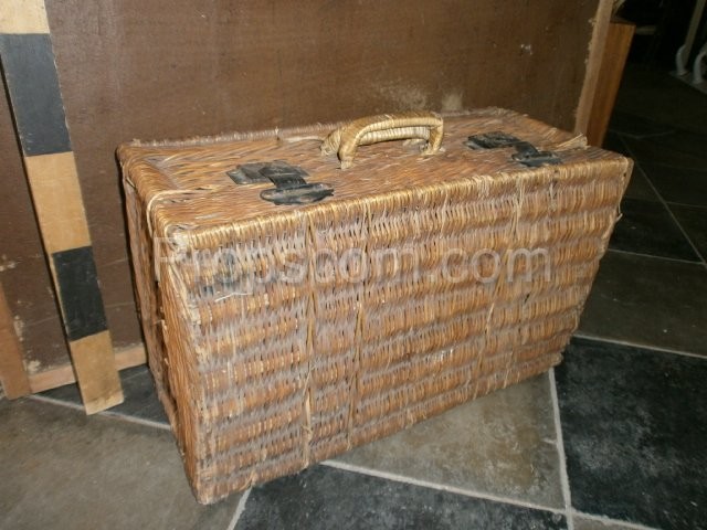 Wicker basket with lid