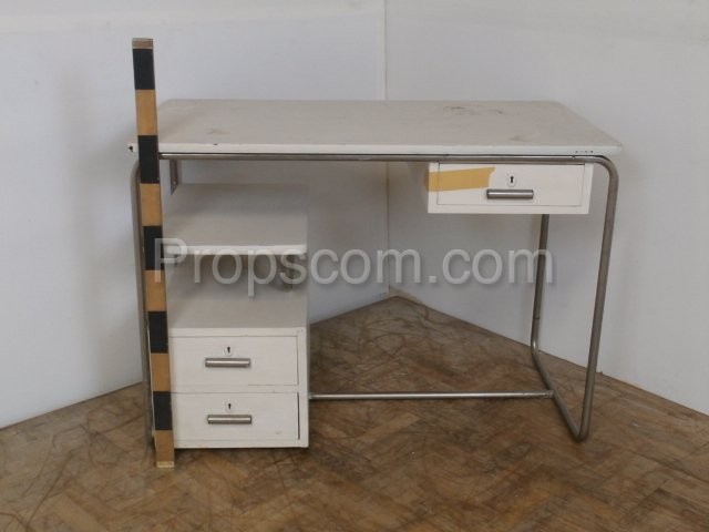 Bílý psací stůl