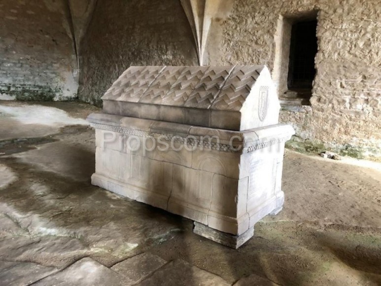 A tomb with a superstructure