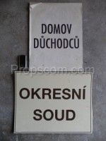 Informační cedule: Domov důchodců a Okresní soud 