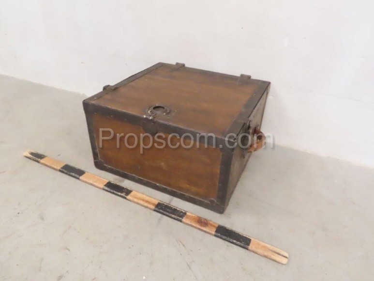 Crate with fittings and lock