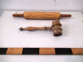 Meat mallet with a roller