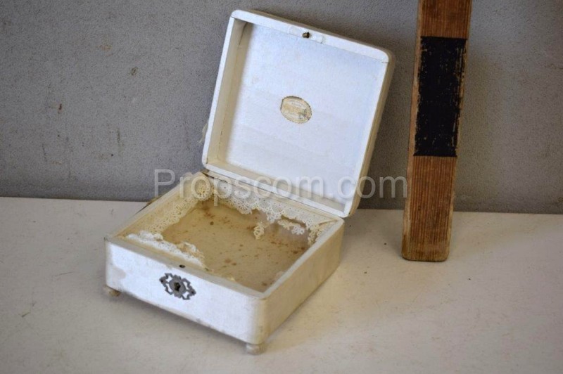 Decorated jewelry box