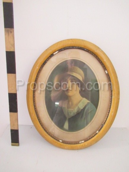 Dame in einem Hut glasiertes Foto in einem ovalen Rahmen