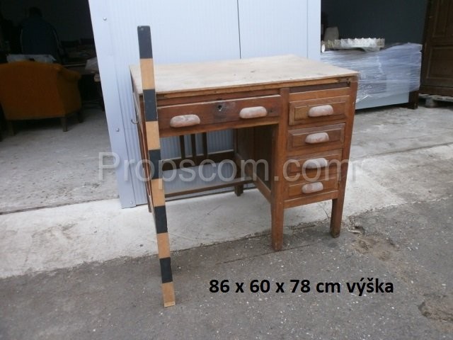 Psací stůl dřevěný kratší