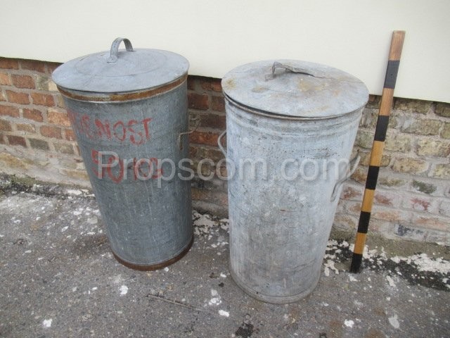 dustbin with lid