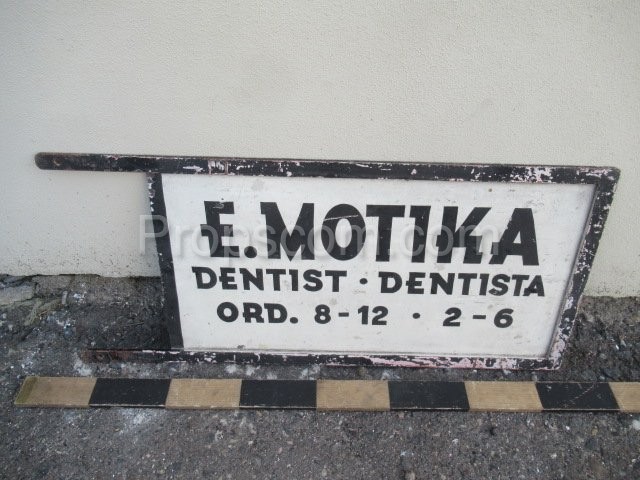 Advertising metal sign: Dentist