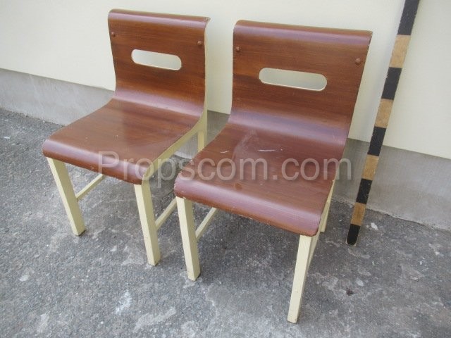 Ein Tisch und zwei Stühle