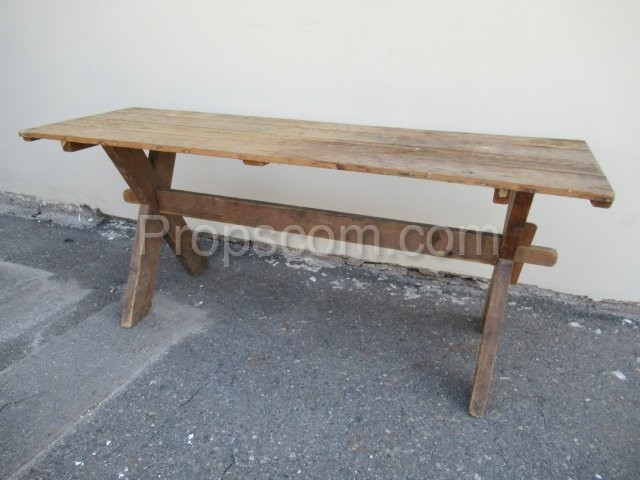 Holztisch im Freien