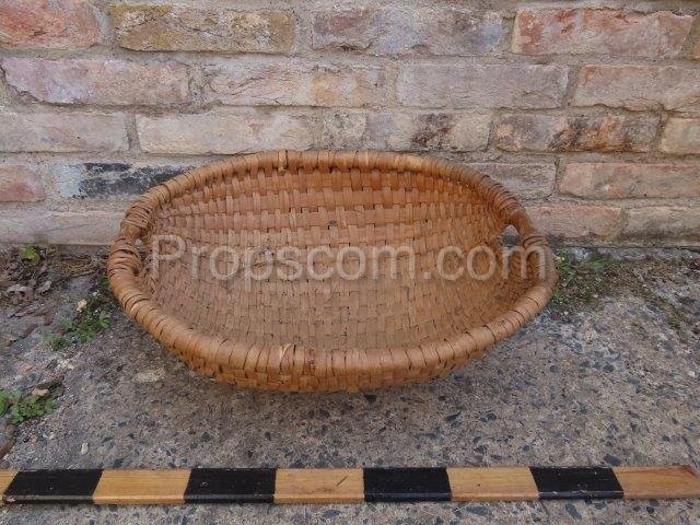 Oval wicker basket