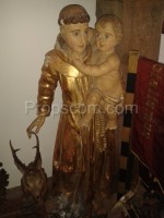 Statue eines Priesters mit einem Kind