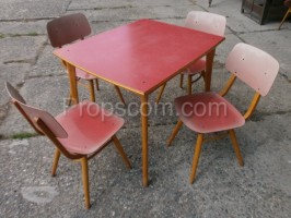 Stůl s židlemi 