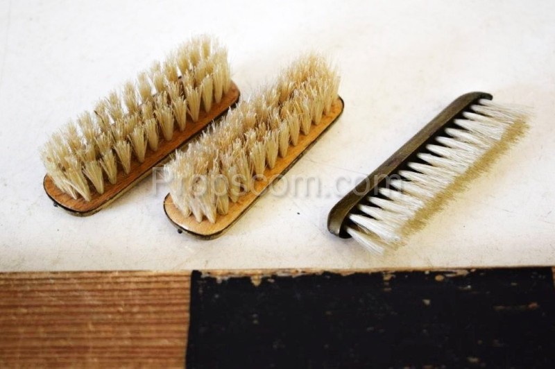 Cosmetic brushes