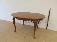 Extendable dining table