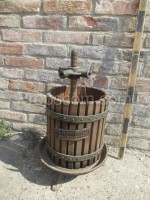 Round wine press