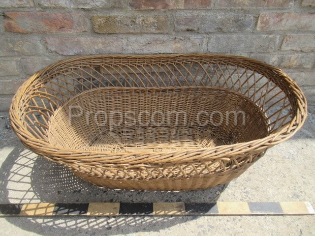 Oval wicker basket