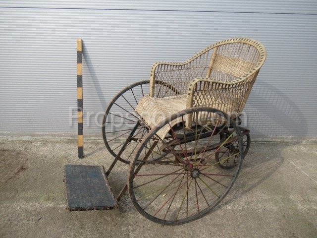 Invalidní vozík proutěný