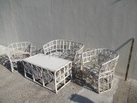 Zweisitzer mit Sesseln und Tisch