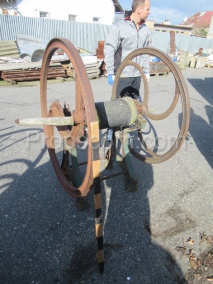 Hand winch with pulley