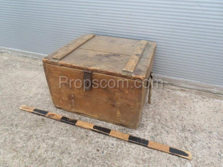 Crate with lid