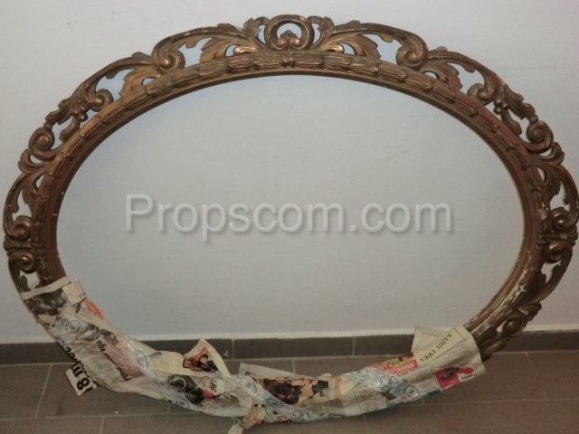 oval frame decorated with wood brass?