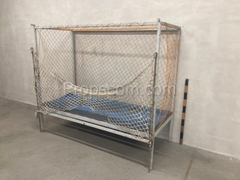 Cage bed